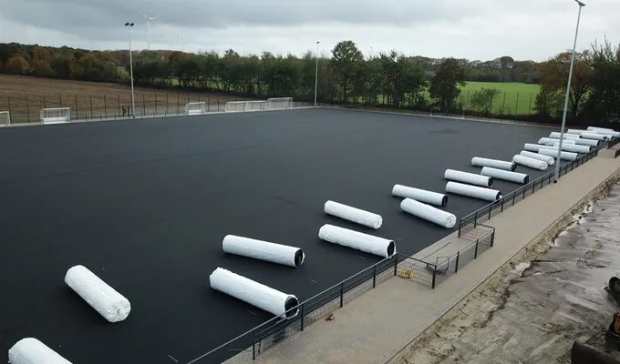 Kunstrasen in finaler Bauphase